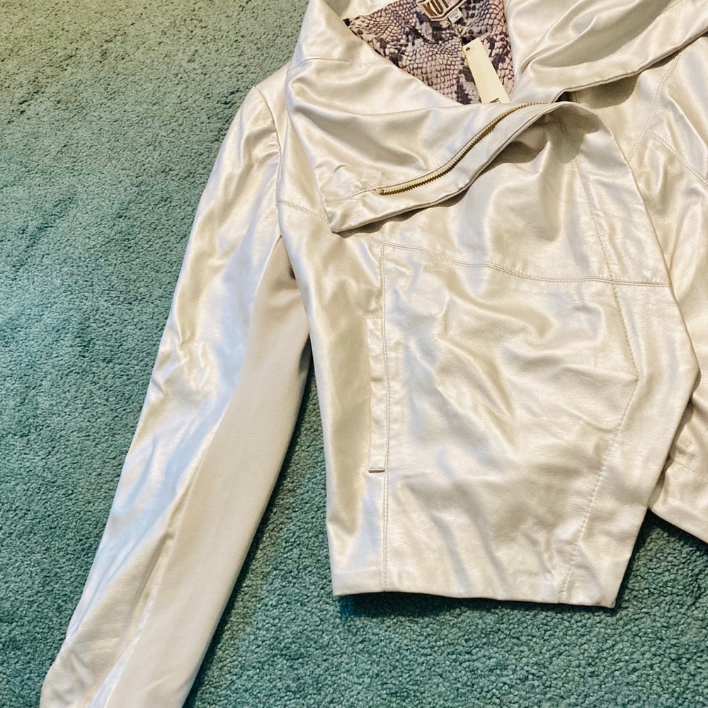 Kut: White classy jacket for a fun night out